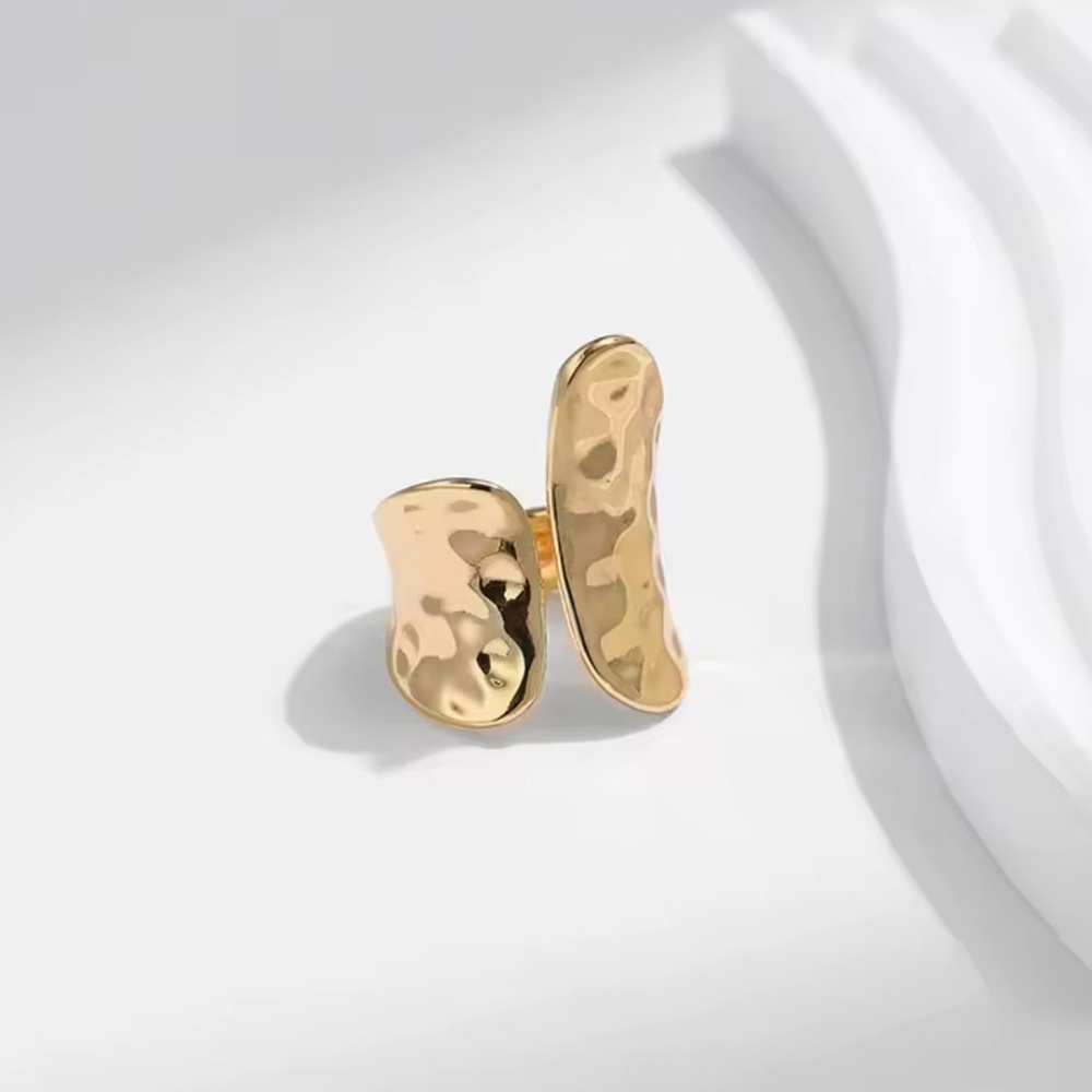 Sculpted Gold Ring - Picture 3 of 11